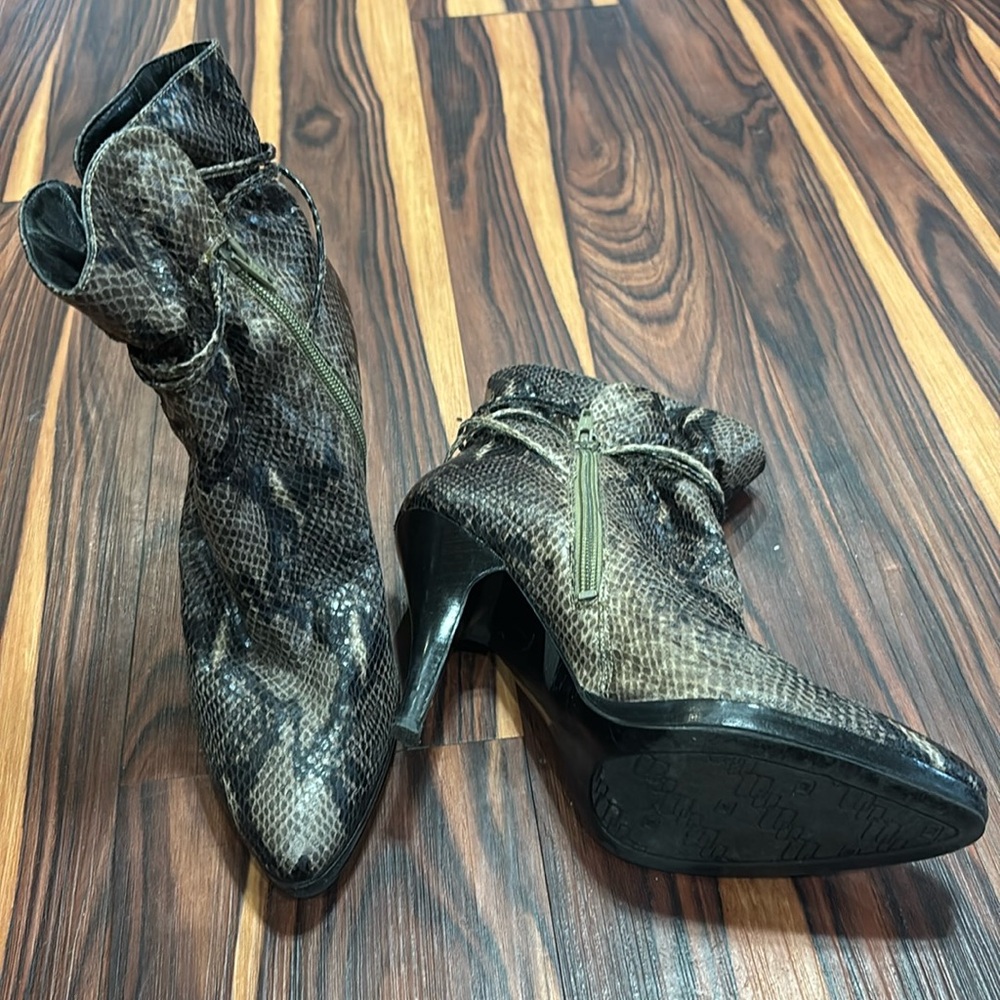 Lightly worn Bandolino size 7 snake skin print zip up booties 4inch heels